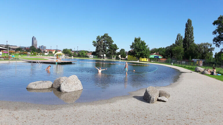 Koupaliště Biotop Brno-jih. Koupaliště a aquaparky v Brně a okolí jižní Moravy. Magazín KULT* Brno