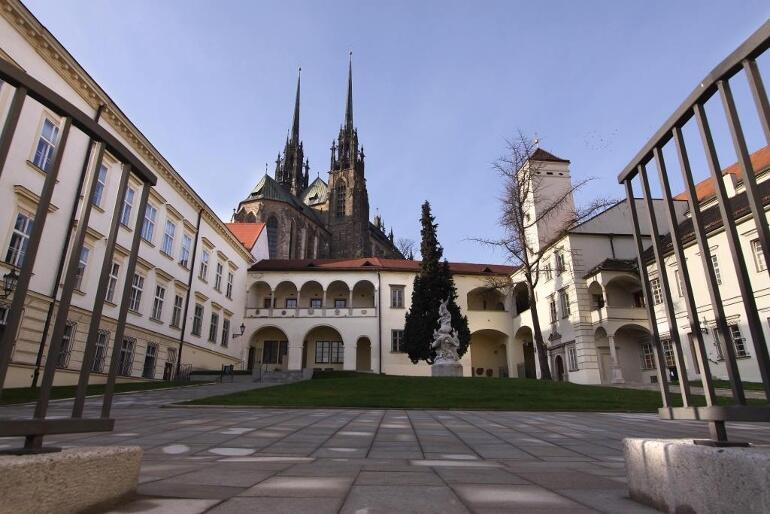 Léto, divadlo, open air, Brno, Biskupský dvůr, Špilberk, Národní divadlo Brno, balet, opera, činohra, muzikál, otáčivé hlediště, Český Krumlov, Městské divadlo Brno, Divadlo Bolka Polívky, Kraví hora, Letní shakespearovské slavnosti, Letní shakespearovské slavnosti 2025 Praha