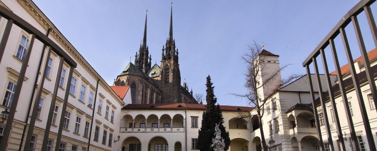 Letní scéna Městského divadla Brno, Biskupský dvůr, Katedrála sv. Petra, *Magazín KULT* Brno* a Pavla,