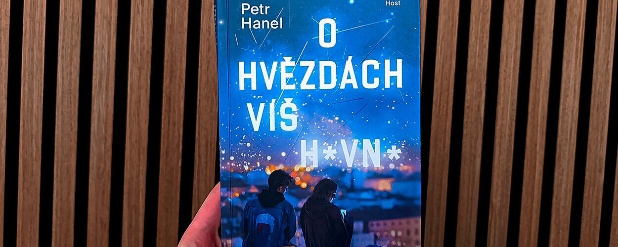 O hvězdách víš hovno, Petr Hanel, Host, recenze, magazín KULTINO*Brno