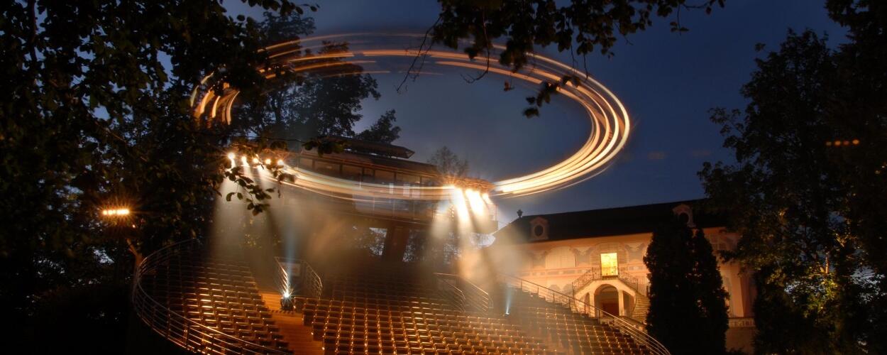 Léto, divadlo, open air, Brno, Biskupský dvůr, Špilberk, Národní divadlo Brno, balet, opera, činohra, muzikál, otáčivé hlediště, Český Krumlov, Městské divadlo Brno, Divadlo Bolka Polívky, Kraví hora, Letní shakespearovské slavnosti, Letní shakespearovské slavnosti 2025 Praha