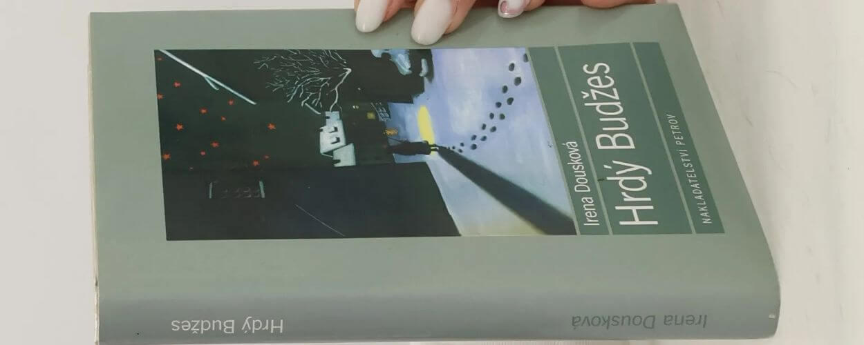 Beseda nad knihou Hrdý Budžes Ireny Douskové. Brno, Knihovna Jiřího Mahena. Magazín Kultino Brno.