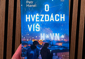 O hvězdách víš hovno, Petr Hanel, Host, recenze, magazín KULTINO*Brno