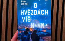 O hvězdách víš hovno, Petr Hanel, Host, recenze, magazín KULTINO*Brno